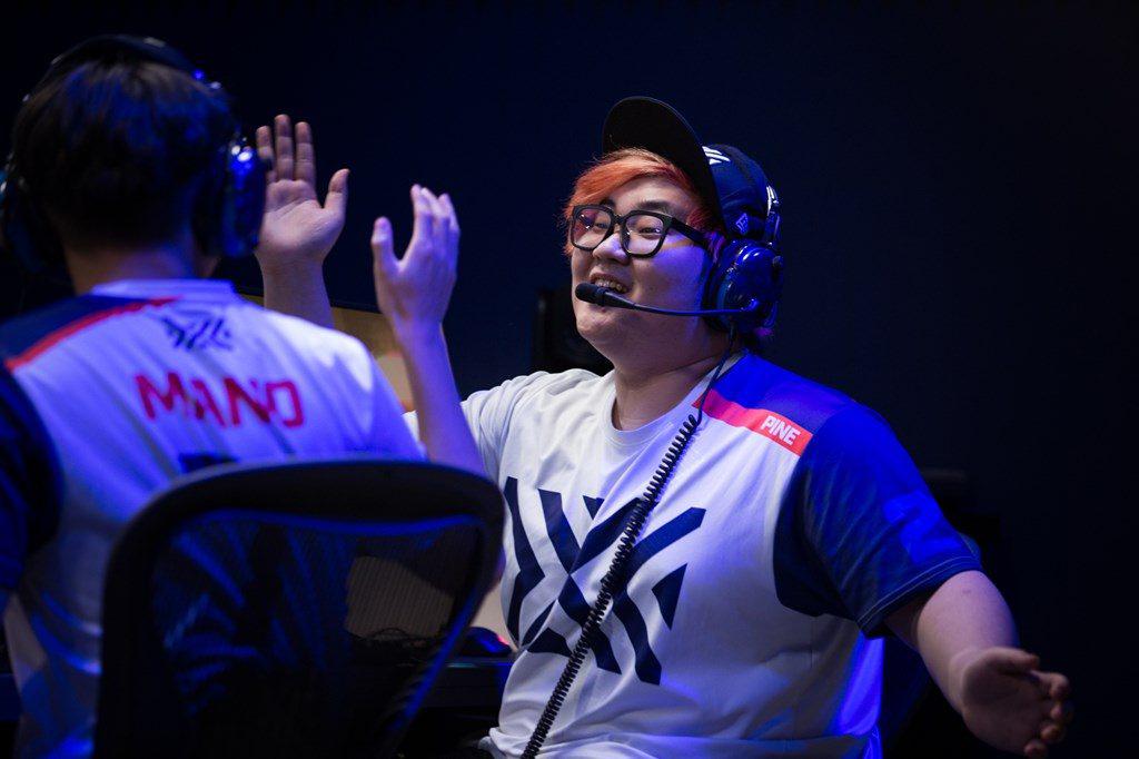 Ovewatch League New York Excelsior Pine and Mano high five