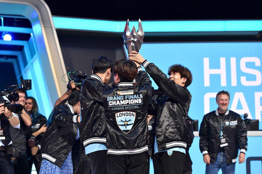 Overwatch League London Spitfire mit Pokal